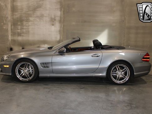 Used 2011 Mercedes-Benz SL 550 image 2