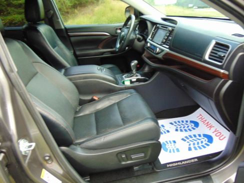 Used 2016 Toyota Highlander Limited w/ Driver Technology Package FWD image 6