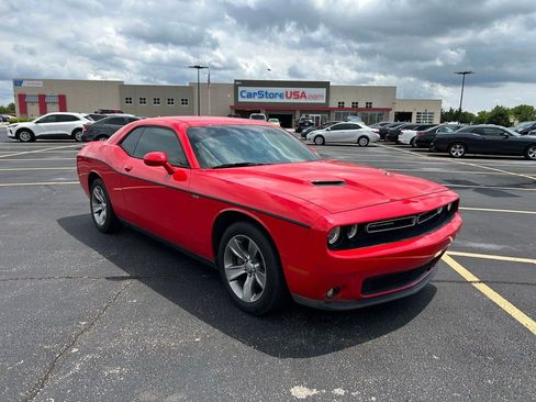 Used 2019 Dodge Challenger SXT RWD image 1