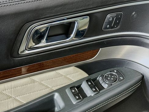 Used 2017 Ford Explorer Platinum image 15