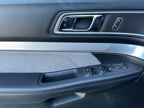 Used 2017 Ford Explorer XLT w/ Equipment Group 202A FWD image 12