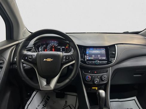 Used 2022 Chevrolet Trax LT w/ LT Convenience Package image 11