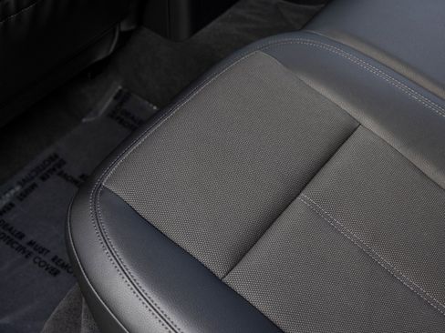 Certified 2025 Porsche Macan image 38