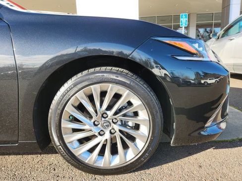 Used 2022 Lexus ES 300h w/ Luxury Package image 9