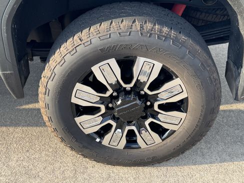 Used 2025 GMC Sierra 2500 Denali AWD/4WD image 9