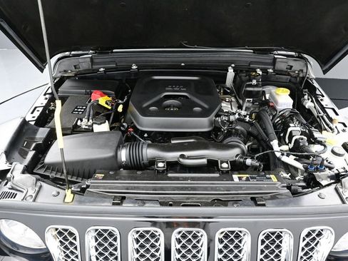 Used 2025 Jeep Wrangler Sahara image 12