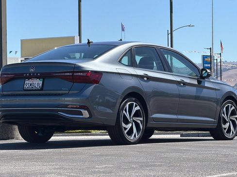 Used 2025 Volkswagen Jetta SEL FWD image 5