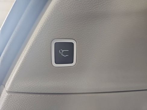 Used 2023 Chrysler Pacifica Limited w/ Uconnect Theater Family Group image 15