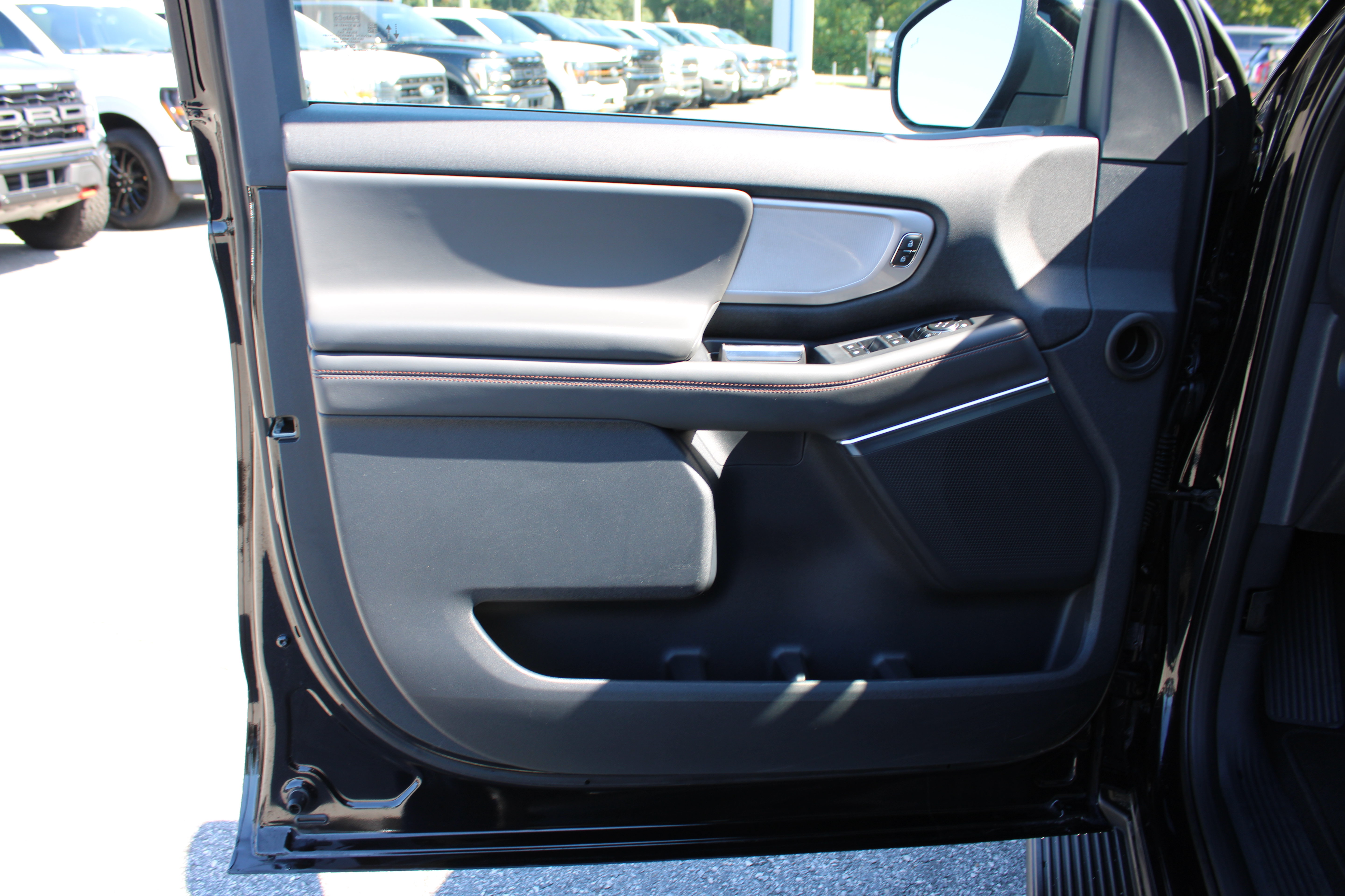 Used 2025 Ford Expedition Active AWD/4WD image 22