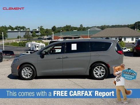 Used 2023 Chrysler Pacifica Touring-L FWD image 2
