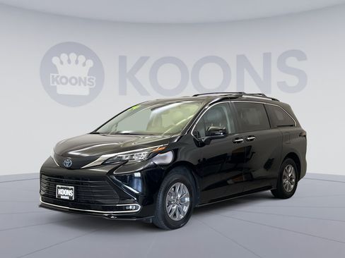 Used 2024 Toyota Sienna XLE w/ XLE Plus Package FWD image 1