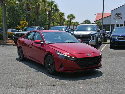 Used 2022 Hyundai Elantra SEL FWD image 6