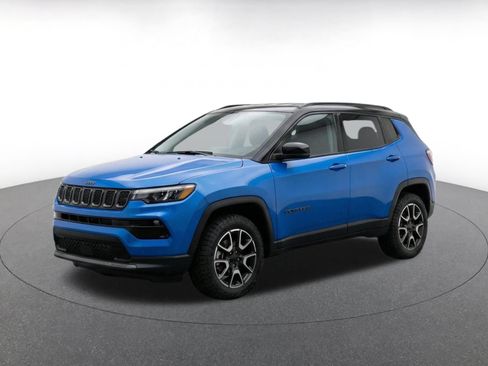 Used 2025 Jeep Compass Trailhawk AWD/4WD image 3