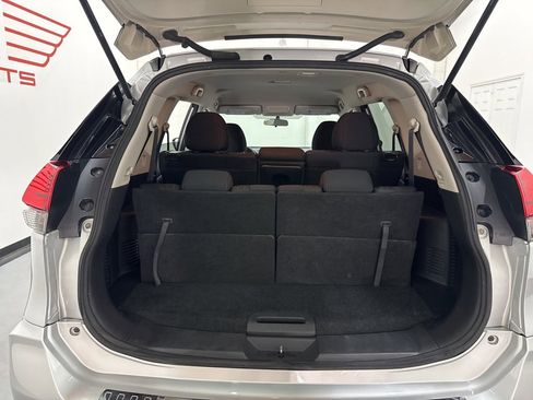 Used 2017 Nissan Rogue SV w/ SV Family Package image 15