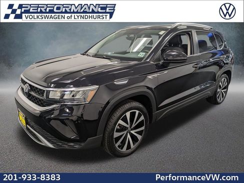 Used 2022 Volkswagen Taos SE image 1