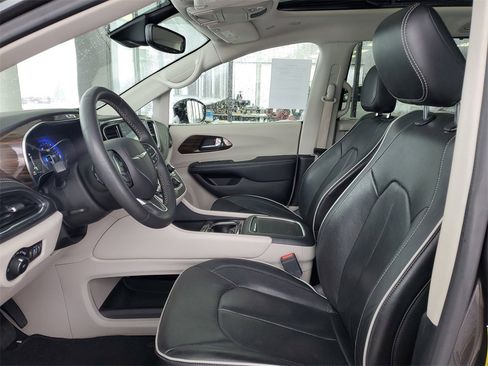 Used 2023 Chrysler Pacifica Limited image 8