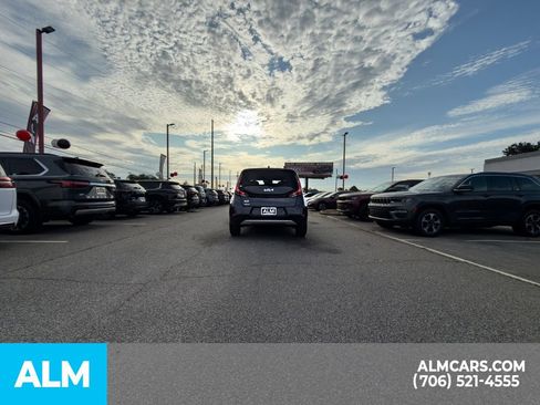 Used 2025 Kia Soul LX w/ LX Technology Package FWD image 8