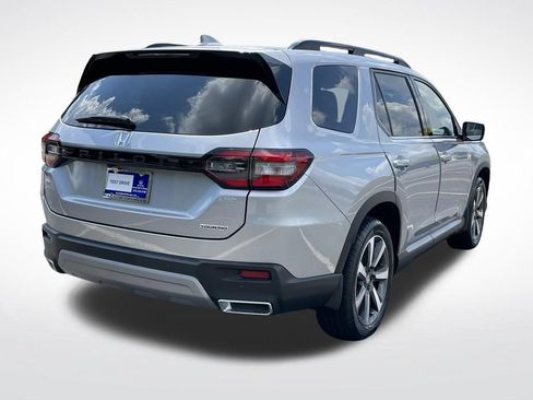 Used 2025 Honda Pilot Touring image 10