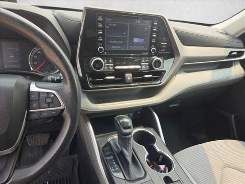 Used 2022 Toyota Highlander L FWD image 12