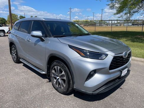 Used 2023 Toyota Highlander XLE image 4