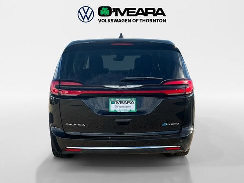 Used 2024 Chrysler Pacifica Select image 4