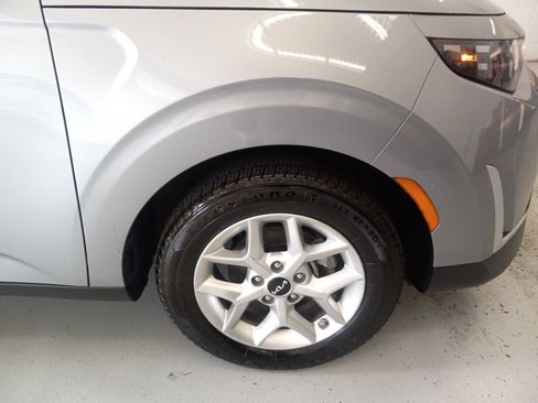 Used 2025 Kia Soul LX w/ LX Technology Package FWD image 3