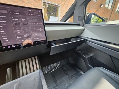 Used 2024 Tesla Cybertruck AWD Crew Cab image 64