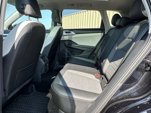 Used 2025 Volkswagen Taos SE w/ Panoramic Sunroof Package image 10