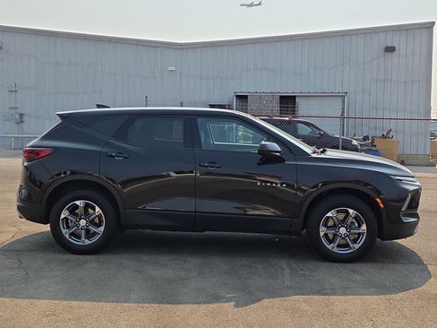 Used 2025 Chevrolet Blazer LT FWD image 2