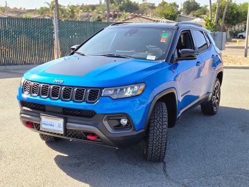 Used 2025 Jeep Compass Trailhawk AWD/4WD image 13
