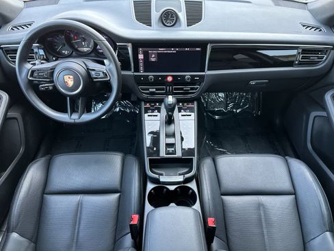 Certified 2025 Porsche Macan AWD/4WD image 6