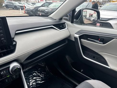 Used 2022 Toyota RAV4 XLE image 30