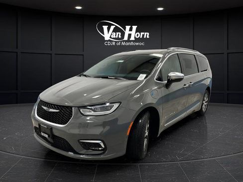 Used 2023 Chrysler Pacifica Pinnacle FWD image 3