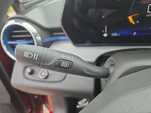 Used 2025 Chevrolet Trax LT FWD image 38