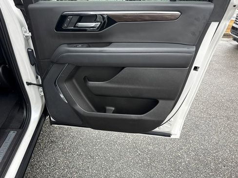 Certified 2025 Chevrolet Suburban Z71 image 16