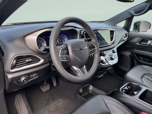 Used 2025 Chrysler Pacifica Select FWD image 16