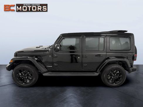 Used 2022 Jeep Wrangler Unlimited Sahara AWD/4WD image 3