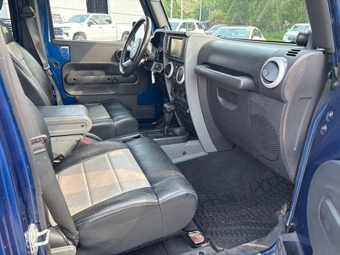 Used 2009 Jeep Wrangler Unlimited Sahara w/ Mopar Leather Group AWD/4WD image 12
