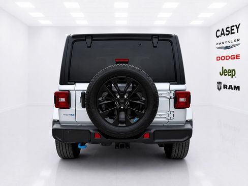 Used 2023 Jeep Wrangler Unlimited Sahara w/ Cold Weather Group AWD/4WD image 11