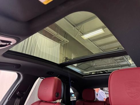 Used 2025 Porsche Macan w/ Premium Package Plus AWD/4WD image 32