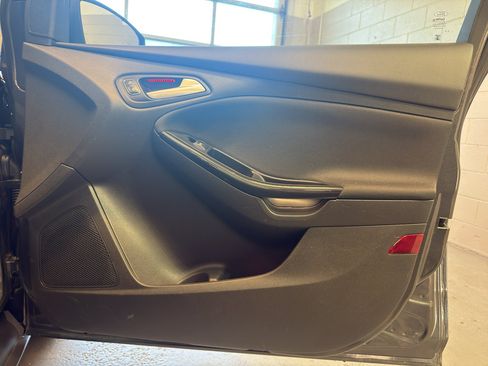 Used 2016 Ford Focus Titanium FWD image 22