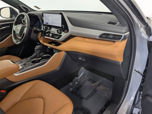 Used 2025 Toyota Highlander Platinum image 28