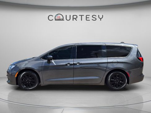Used 2018 Chrysler Pacifica L FWD image 2