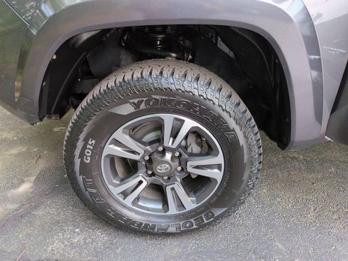 Used 2019 Toyota Tacoma TRD Sport w/ TRD Premium Sport Package AWD/4WD image 16