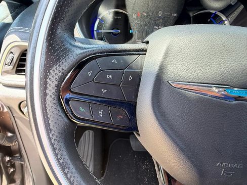 Used 2020 Chrysler Pacifica Limited w/ Advanced Safetytec Group FWD image 27