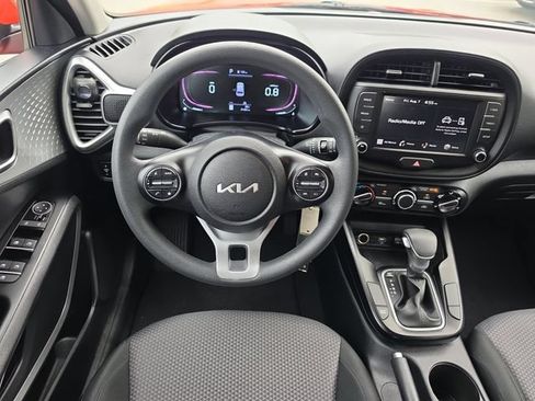 Certified 2025 Kia Soul LX w/ LX Technology Package FWD image 8