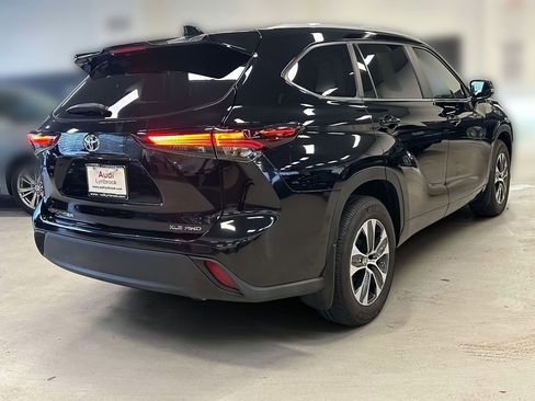 Used 2024 Toyota Highlander XLE AWD/4WD image 4