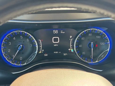 Used 2017 Chrysler Pacifica Touring-L Plus w/ Tire & Wheel Group image 17