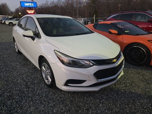 Used 2018 Chevrolet Cruze LT image 2