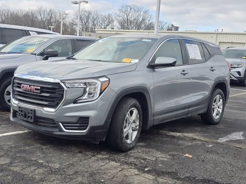 Used 2024 GMC Terrain SLE image 3